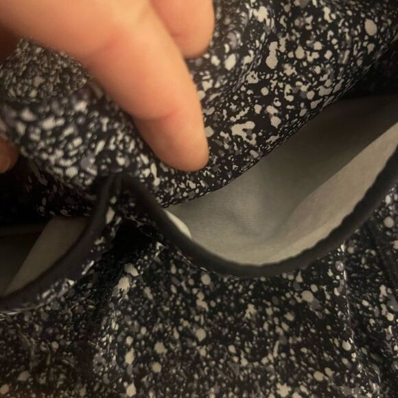 Lululemon Outrun 17" Crop in Splatter White Black Size 4 Full-On Luxtreme - Picture 10 of 10